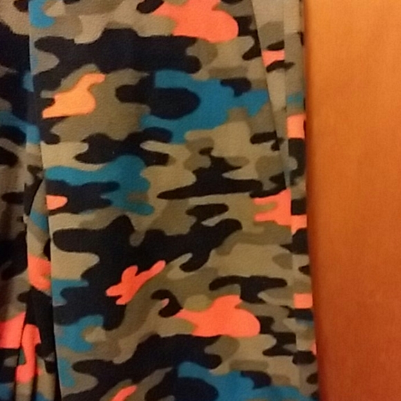 Boys fleece camo pajama pants size 6-7 - Picture 2 of 3